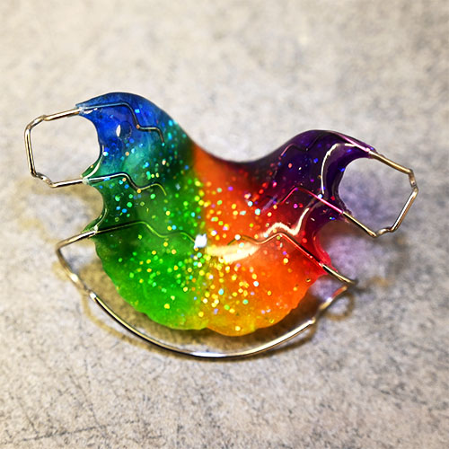Foto einer regenbogenfarbenen Zahnspange