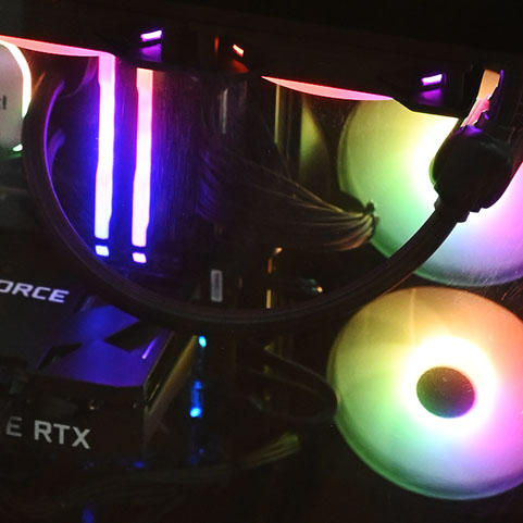 Computerdetail, teilweise in Neonfarben leuchtend